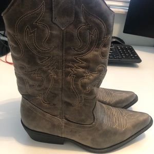 Cowboy boots for women. Mid calf.